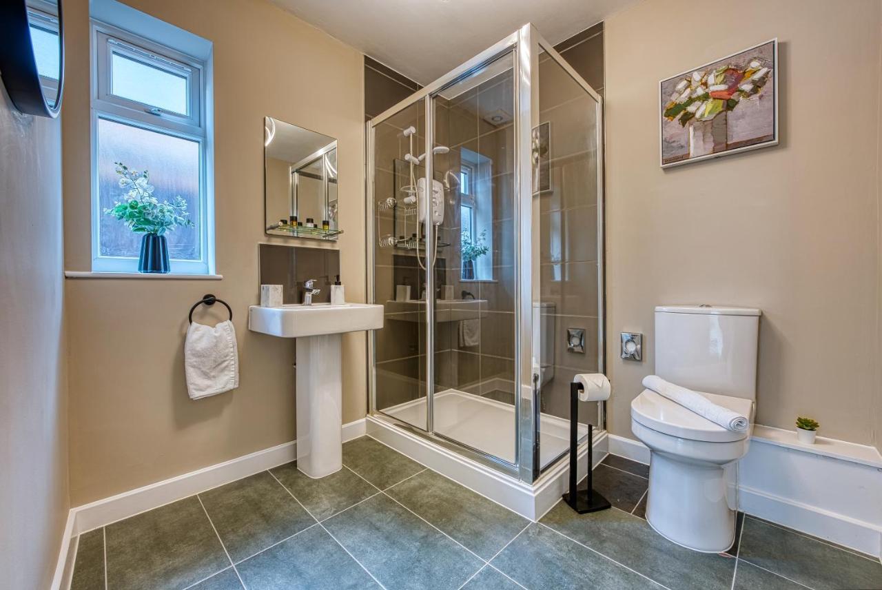 Elegant 5 Bed House - Sleeps 9, Central Solihull, Nec, Jlr, Hs2, Resorts World, Airport Business And Leisure Stays, 外观 照片
